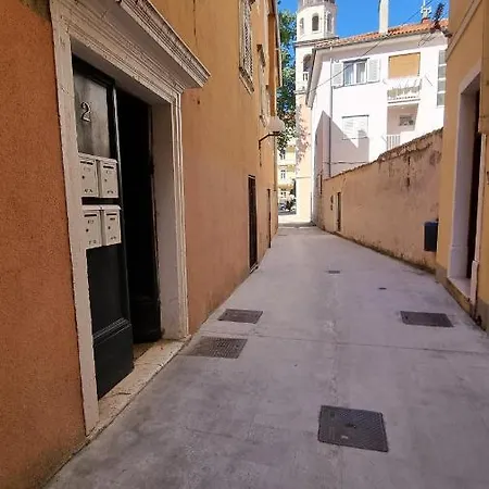 Place 4 U Center Apartment
